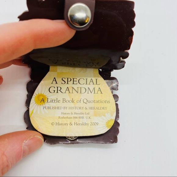 NWT History & Heraldry A Special Grandma Keyring Book - Picture 3 of 7